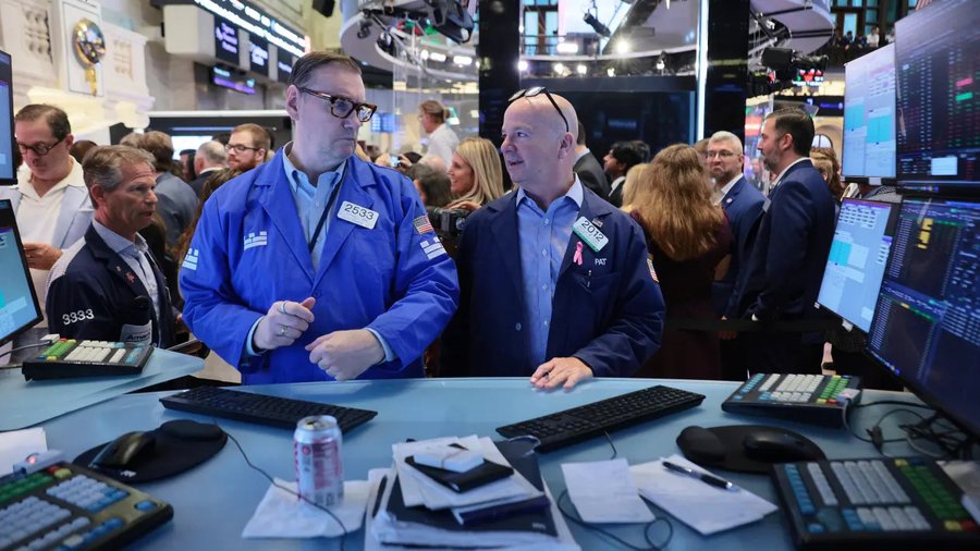 Nasdaq, S&P 500 Rise as AI-Fuelled Chip Rally Sweeps Global Markets